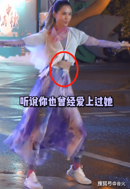54李若彤街头扭胯热舞,四肢僵硬动作不协调