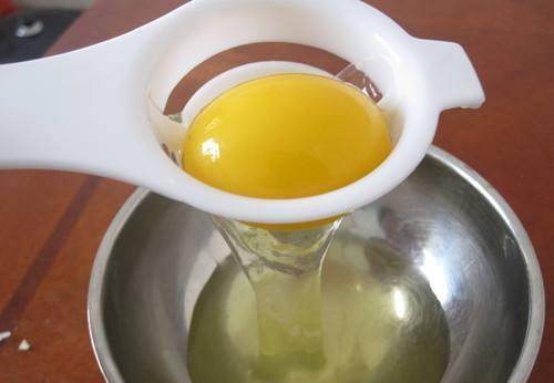 2,芥末约10克;1,将一只鸡蛋打碎,把蛋黄剔除,只剩蛋清备用