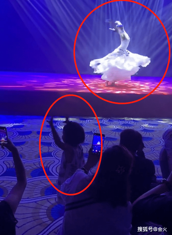 杨丽萍拎竹筐观看家人表演!侄女身高超一米八
