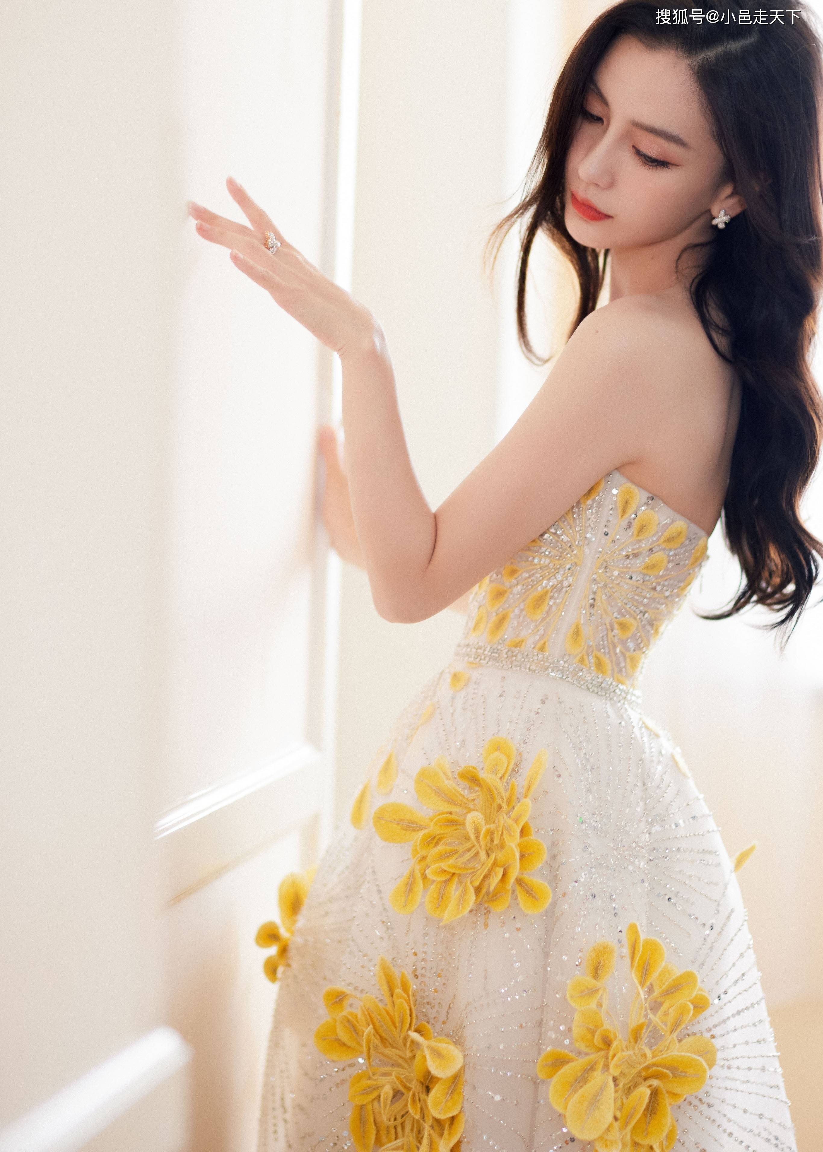 杨颖一字露肩长裙性感写真