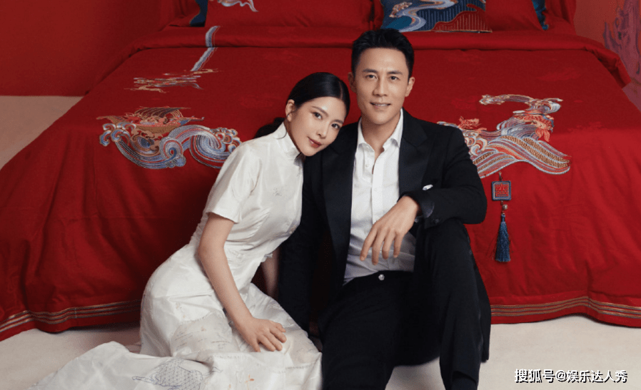 杜淳王灿合体拍摄中式婚服大片,两人在床边甜蜜依偎,大红喜被超精致
