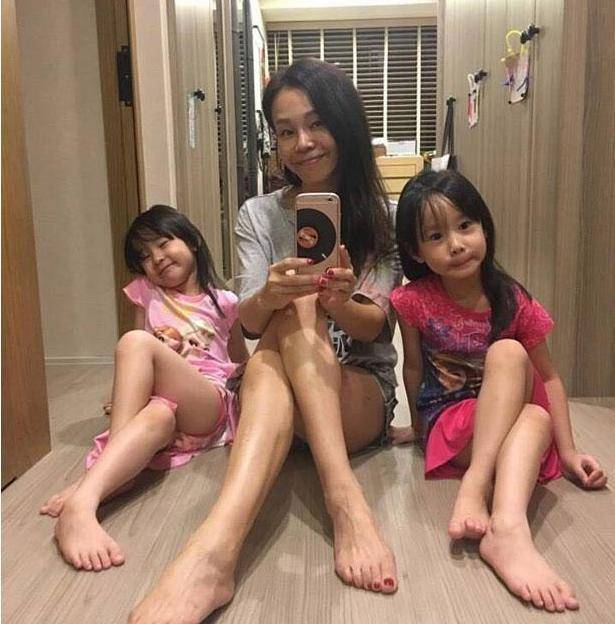 原创49岁知名歌手彭佳慧突遭意外腾空后摔倒在地自曝尿液隐约喷出