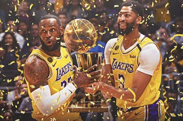 也见证了詹姆斯和戴维斯为球队赢得队史第17座总冠军奖杯