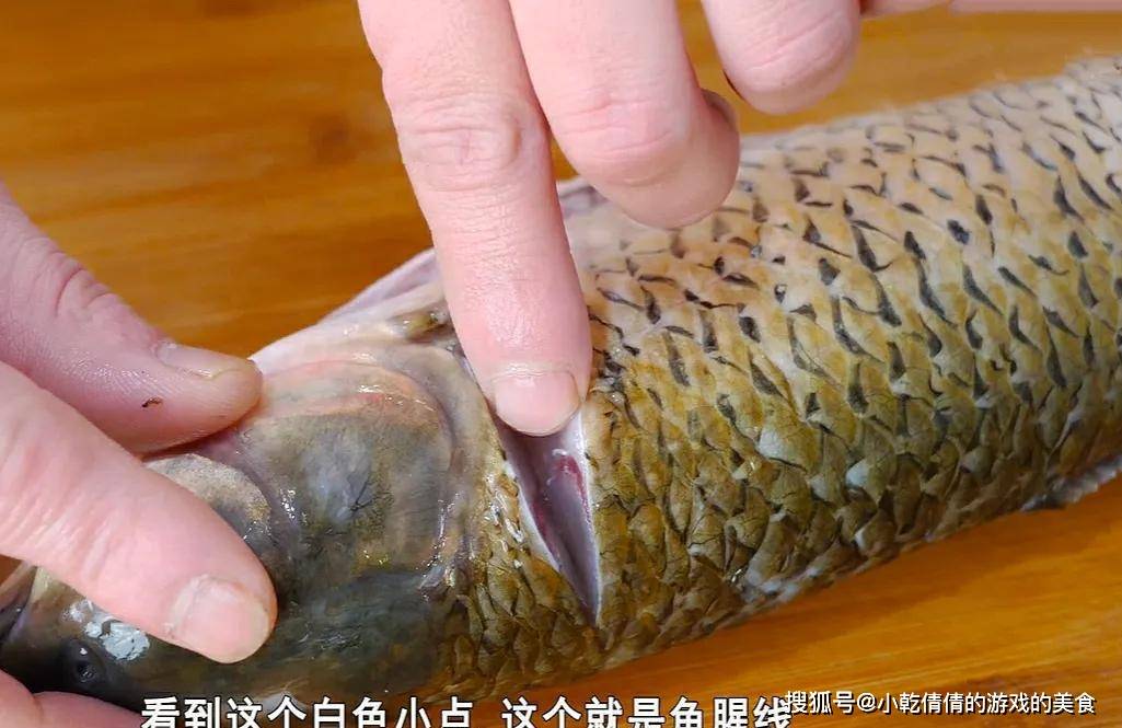 做法|把一整条鱼放进电饭锅里,头一次见这种做法,鱼肉出锅后满屋飘香!