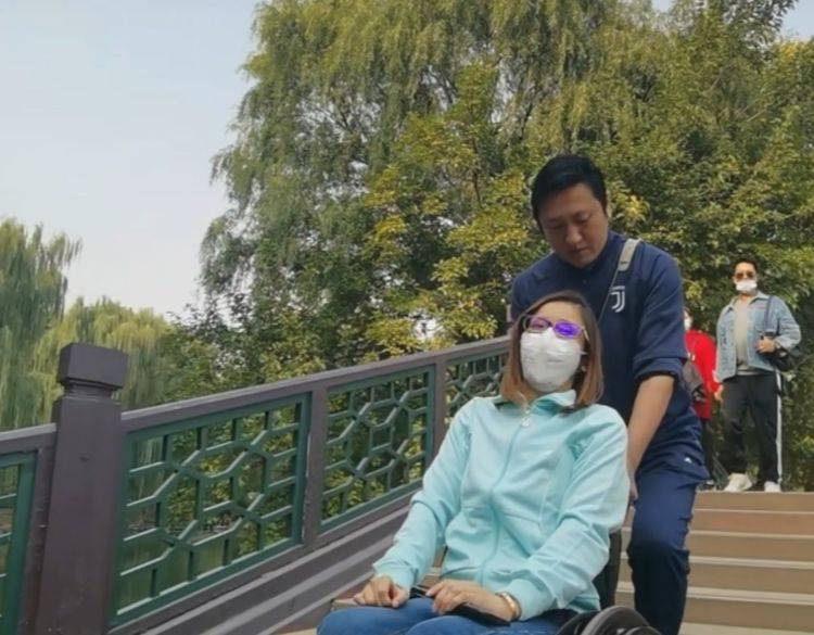 黄健带瘫痪22年的桑兰出游公主抱上下车架着轮椅上台阶