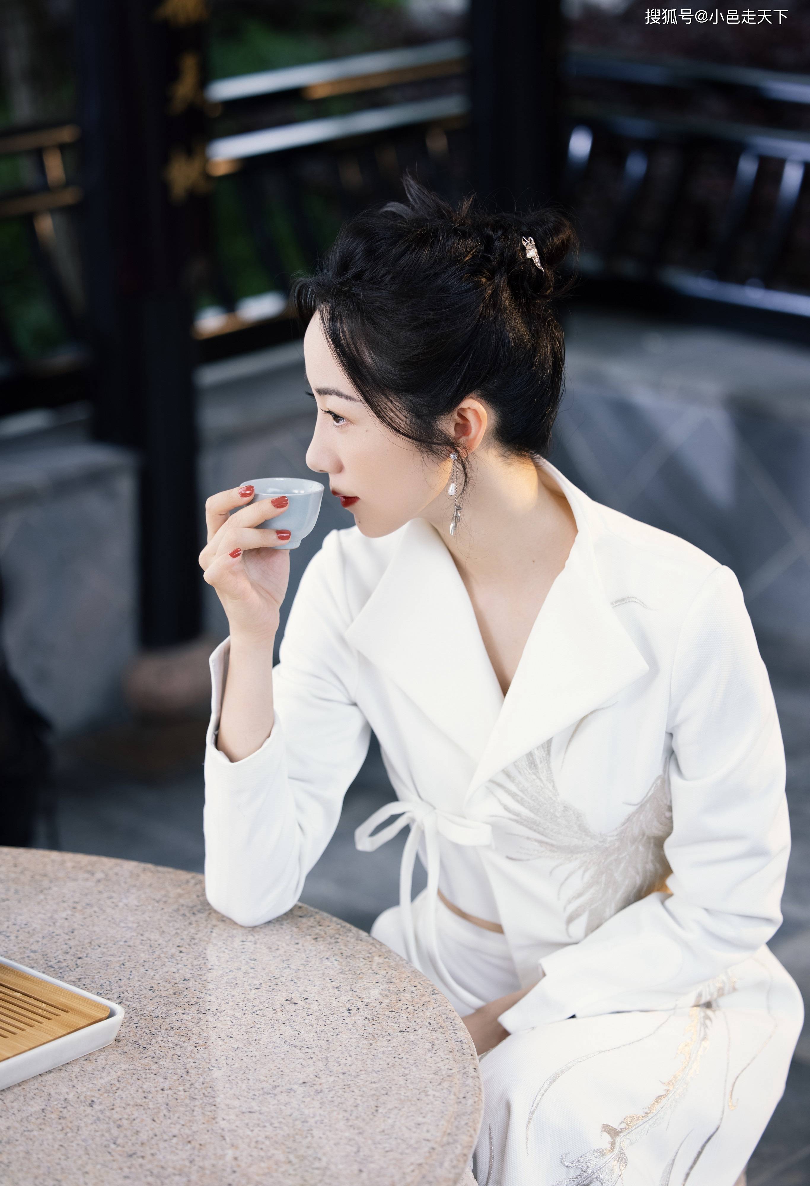 韩雪白色西装写真