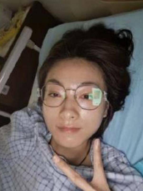 万茜车祸住院后晒自拍,自夸无美颜皮肤超好,却被眼镜反光出卖