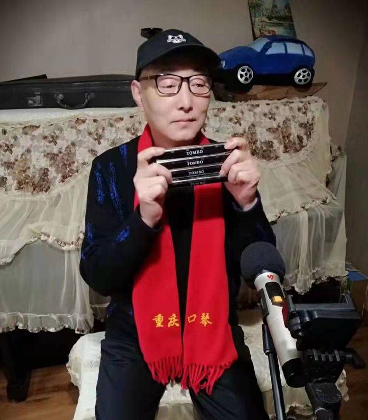 担当作为自己新的历史使命。请听口琴独奏《七月的灯塔》演奏者：朱尚华