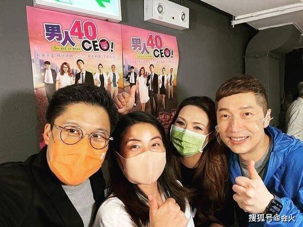 郭晶晶陪老公看舞台剧,素颜现身眼袋明显