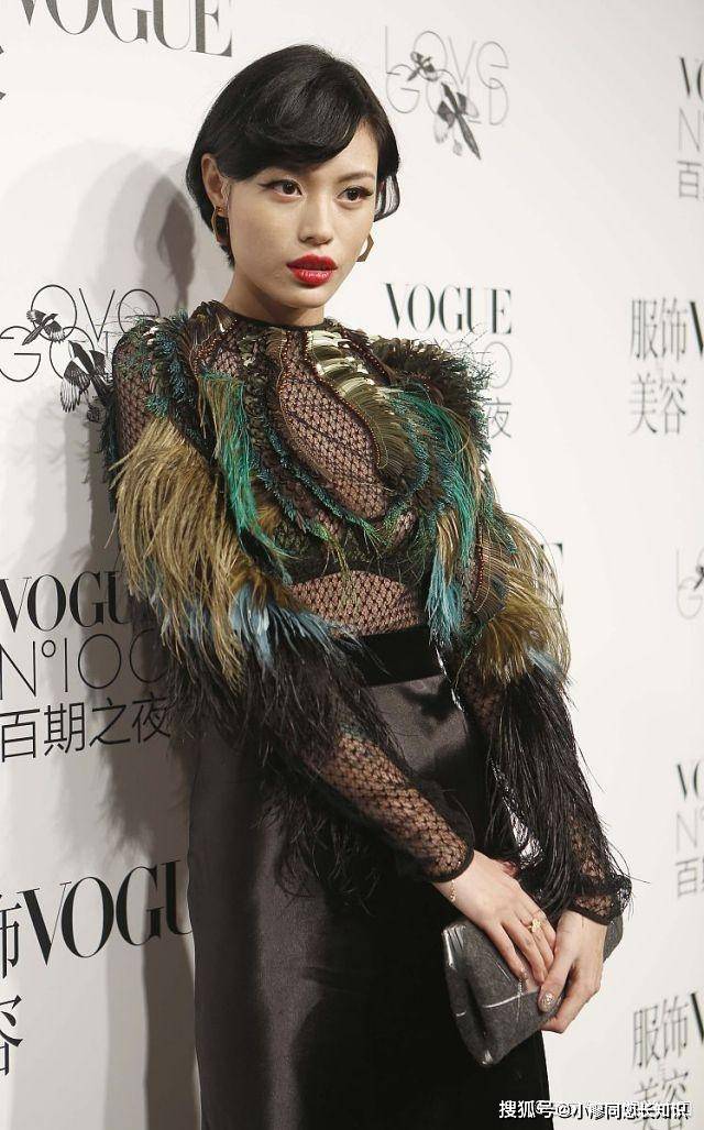 汪峰前妻葛芸婕这次的打扮相当夸张透视上衣融入孔雀羽毛