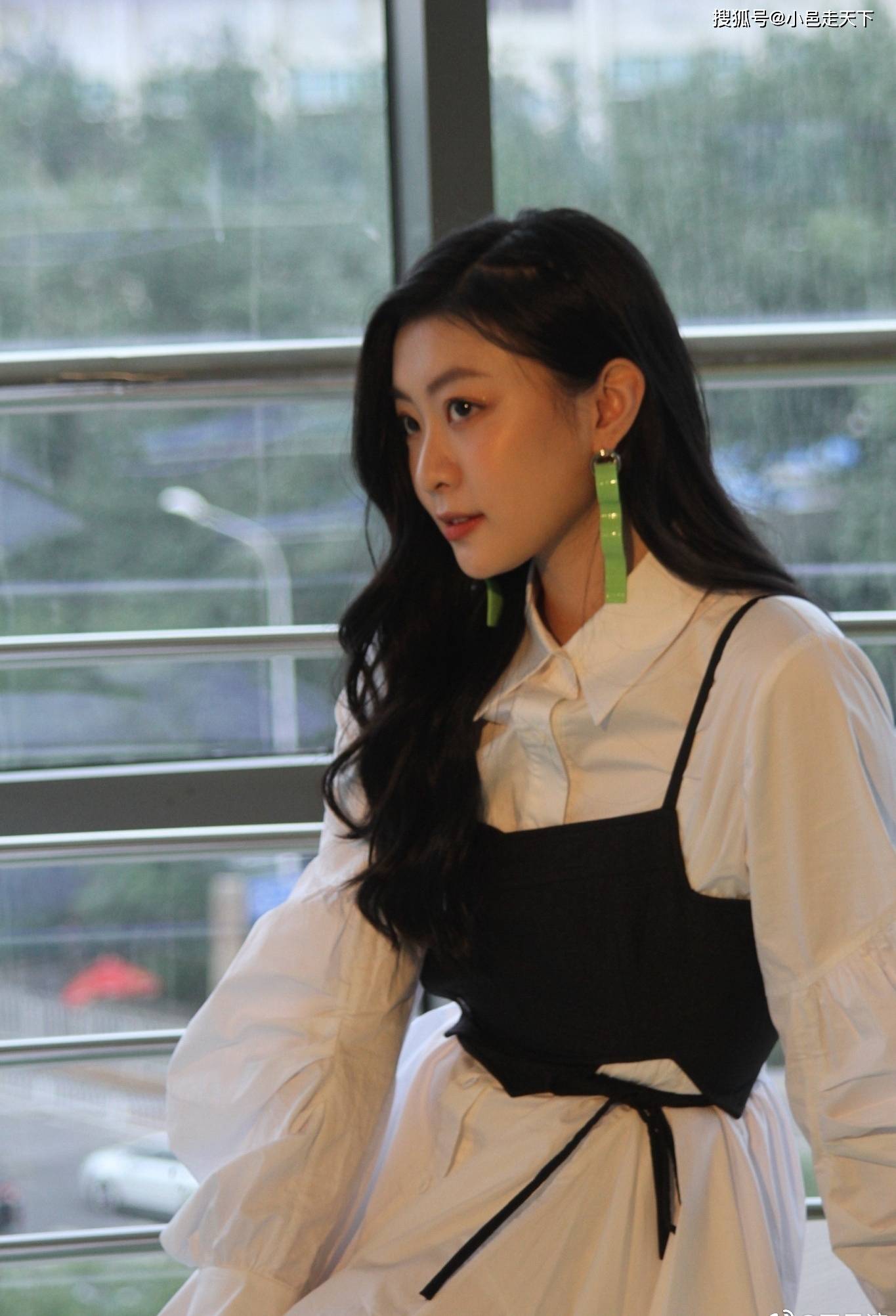 王承渲白裙优雅写真