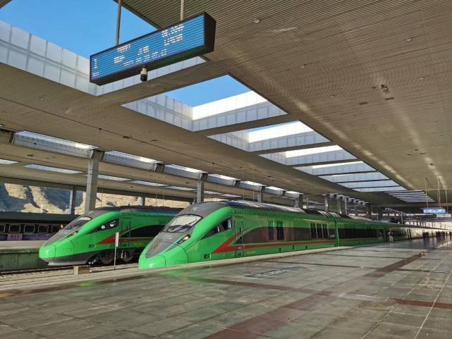 即将出发的两列"绿巨人".