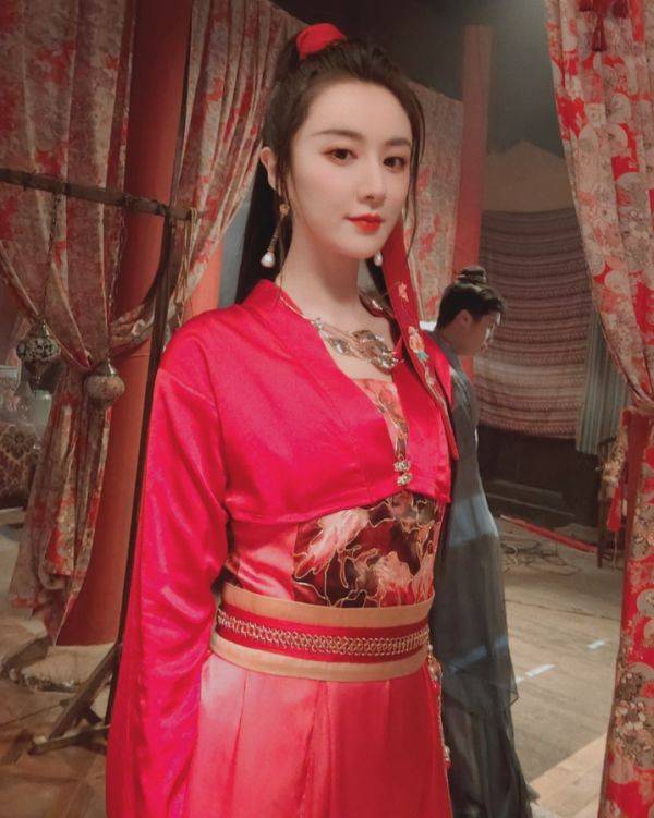 看看薇娅这穿起古装后的形象与其现代装打扮也有着截然不同的对比