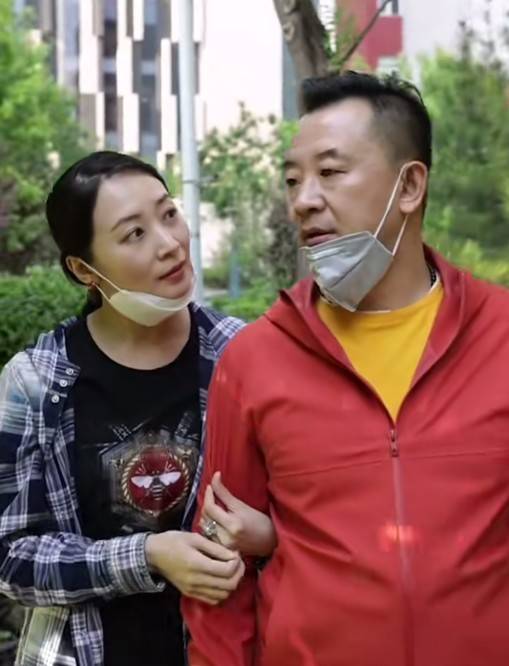 黄海波夫妻罕见同框,面对镜头大秀恩爱