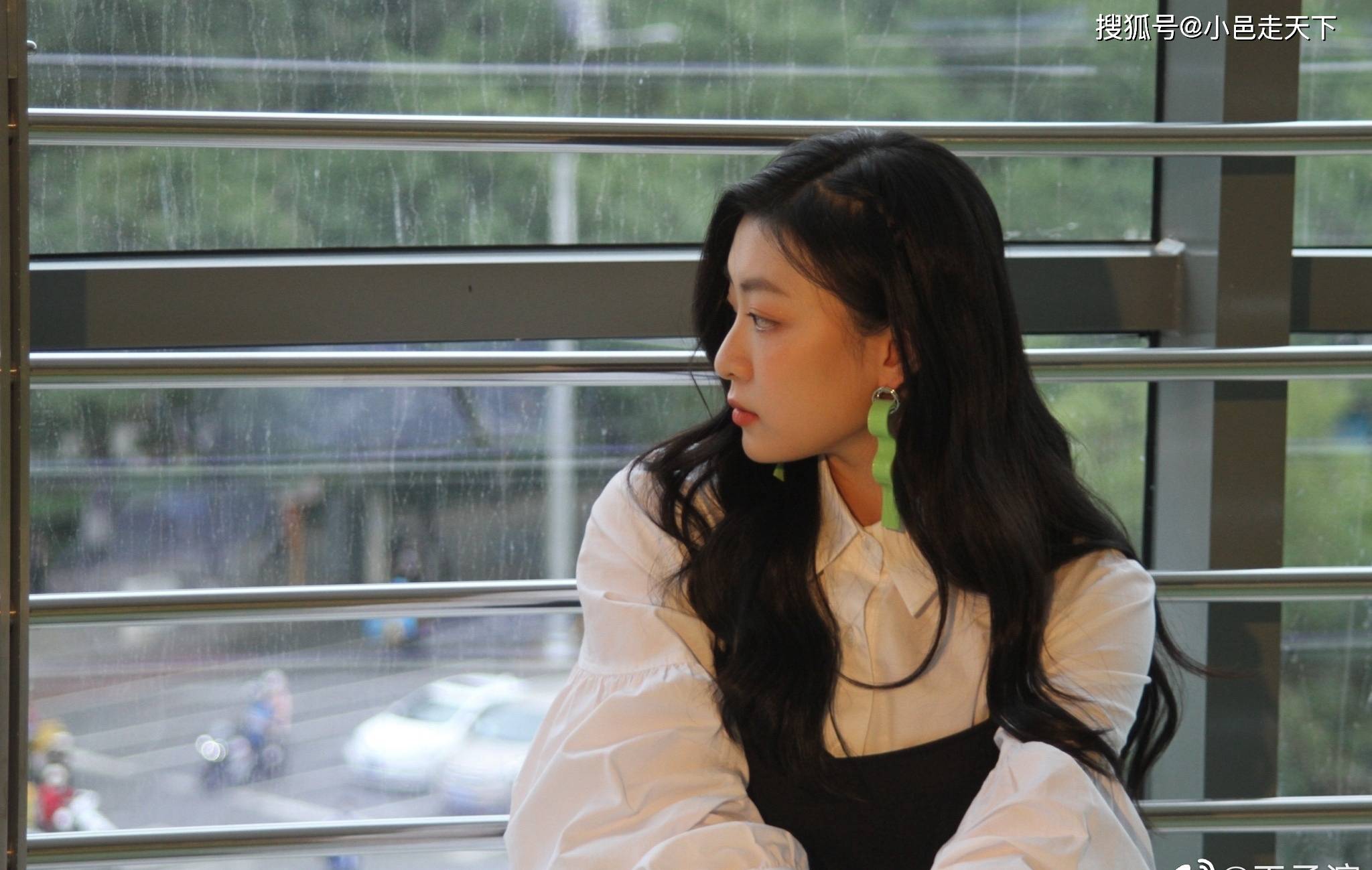 王承渲白裙优雅写真