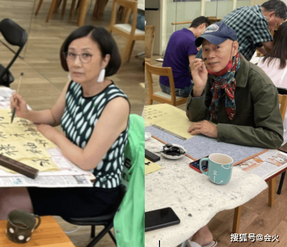 书法|汪明荃与罗家英报名学书法，着装时髦难掩苍老，皱纹明显皮肤蜡黄