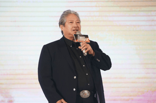 69岁洪金宝近况曝光,携小13岁娇妻与朋友聚餐,豪宅内景太奢华