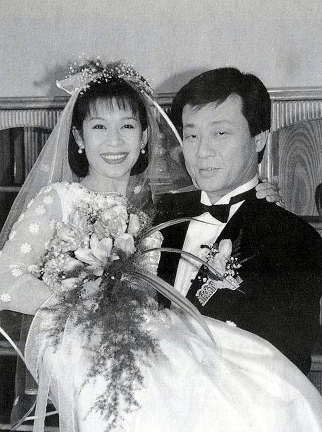 一妻一妾同住一栋楼,关系很和睦,家主66岁男星仍在奔波_寇世勋