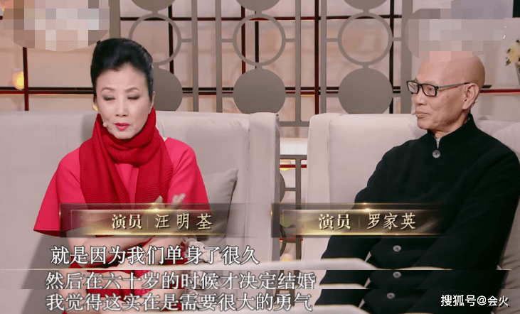 书法|汪明荃与罗家英报名学书法，着装时髦难掩苍老，皱纹明显皮肤蜡黄