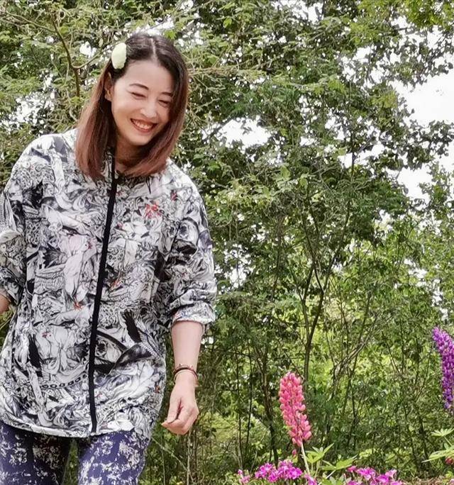 风情|53岁周海媚近照太少女!羊毛卷吊带裙演绎异域风情,肩膀比尺还直
