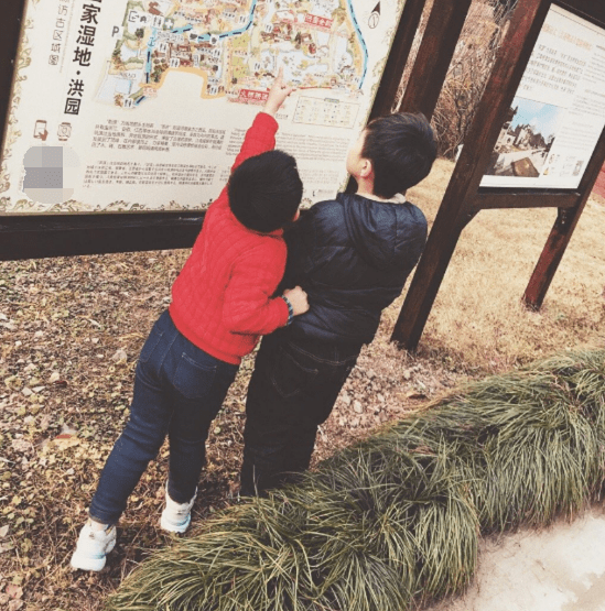 歌手海峰跳楼自杀,妻子首发文哀悼,分享四口之家漫画让人泪目_杨培安