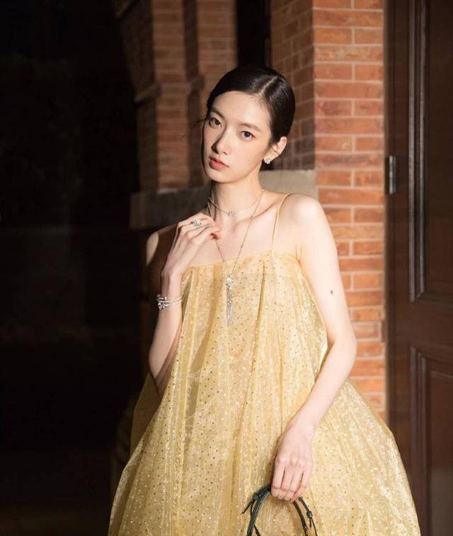 设计|今年夏天流行“不穿裤子”，试试这8款出镜率高的裙子，显瘦遮肉