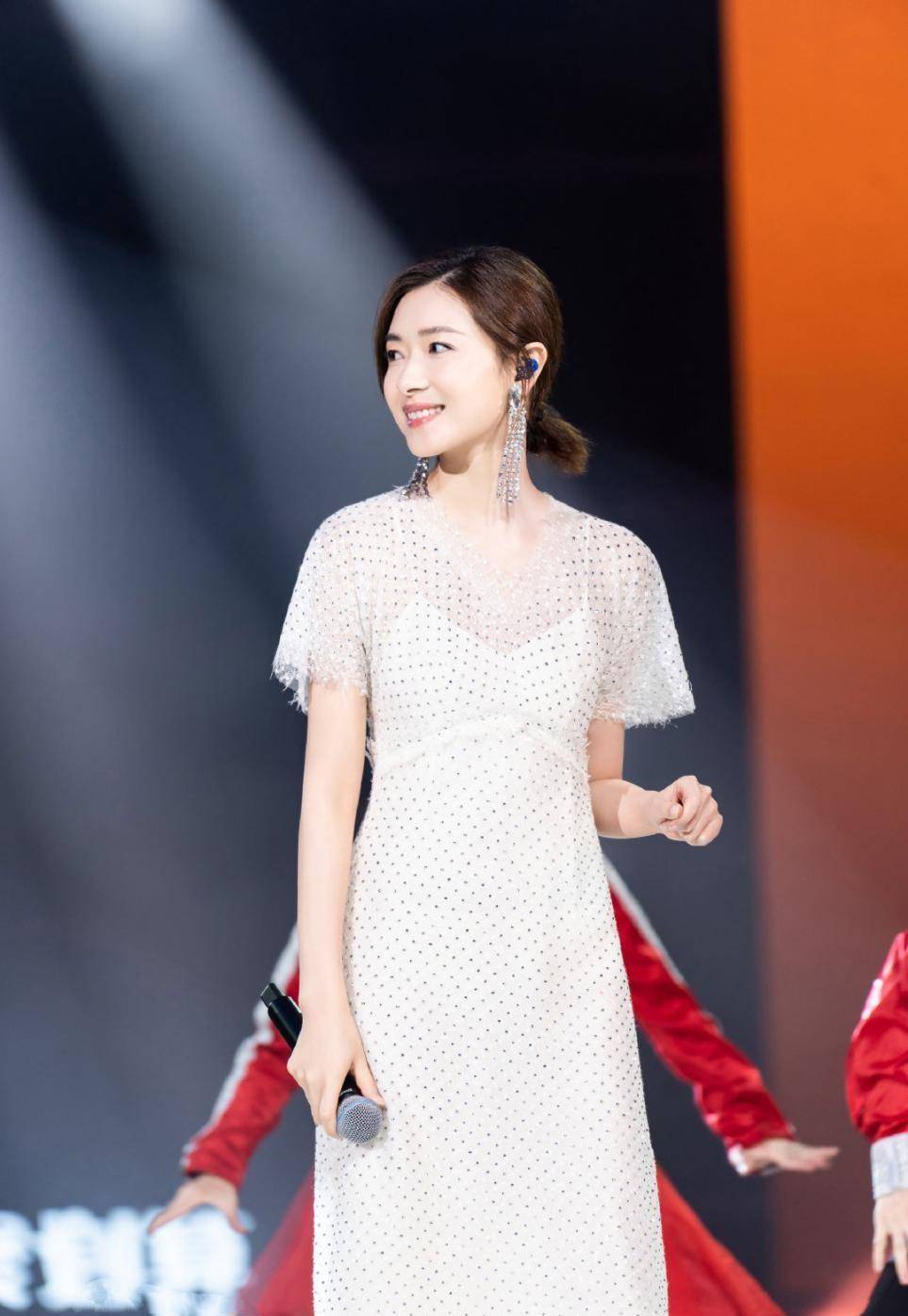 黑色|万茜最新穿搭太撩人，穿着黑色无袖西装裙，演绎成熟女性魅力