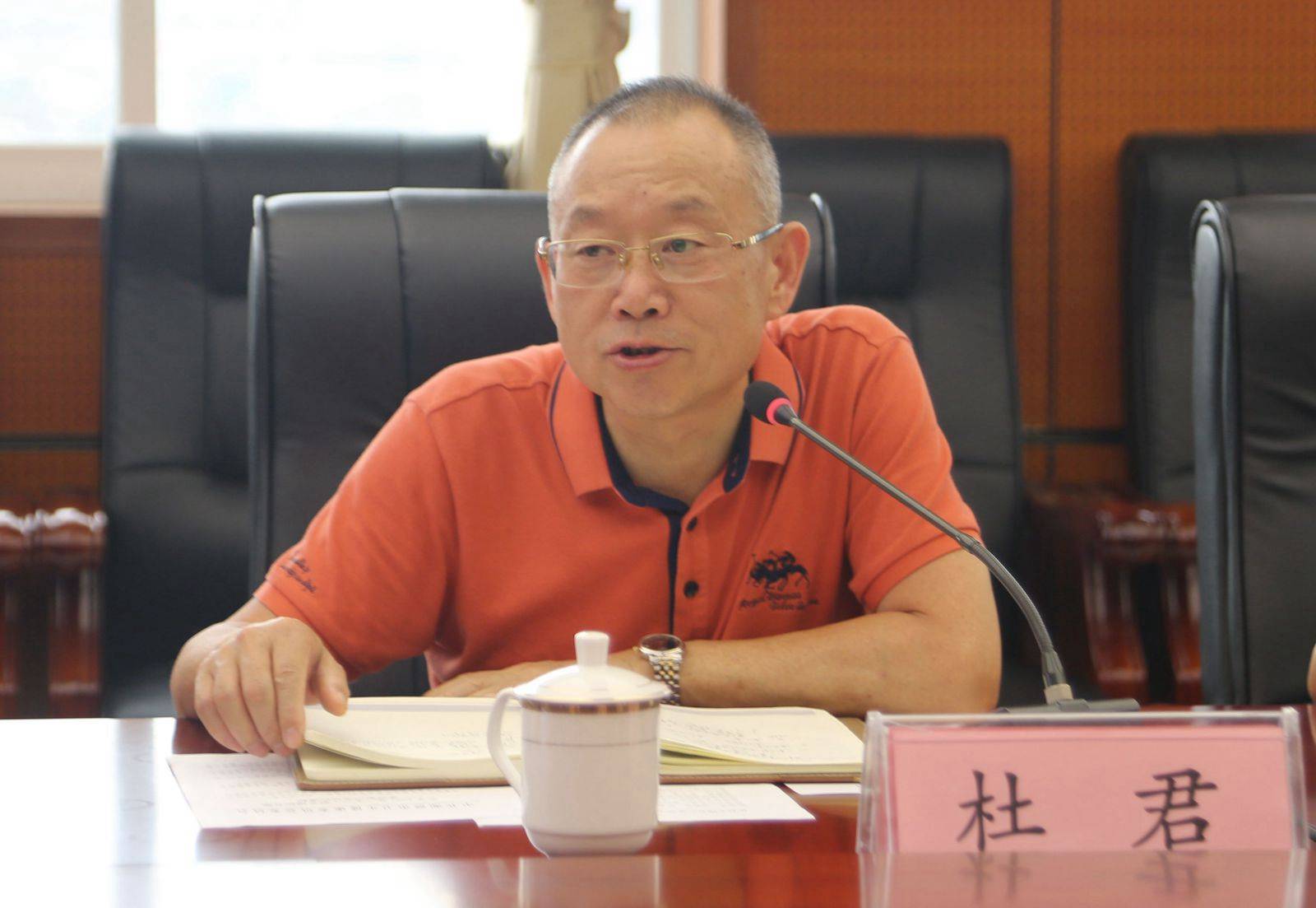 党委书记杜君代表院党委向老党员老专家们送上节日的问候和祝福,并对