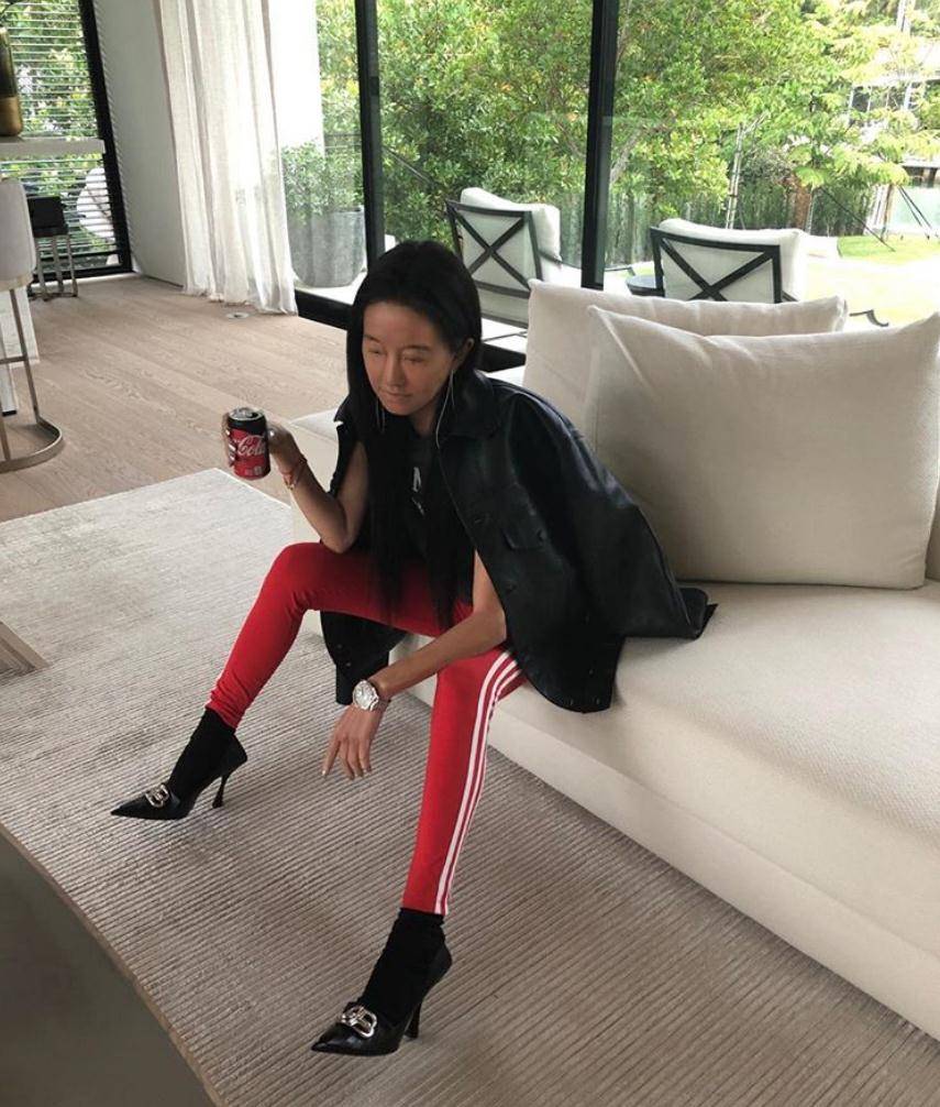 之前王薇薇的撞色造型,经典黑色上衣和玫红紧身裤搭