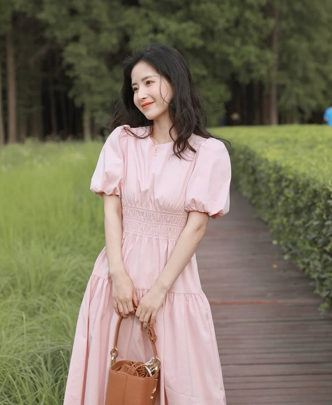 连衣裙的腰线很重要，突显线条的多种方式，怎么穿都好看_搜狐网