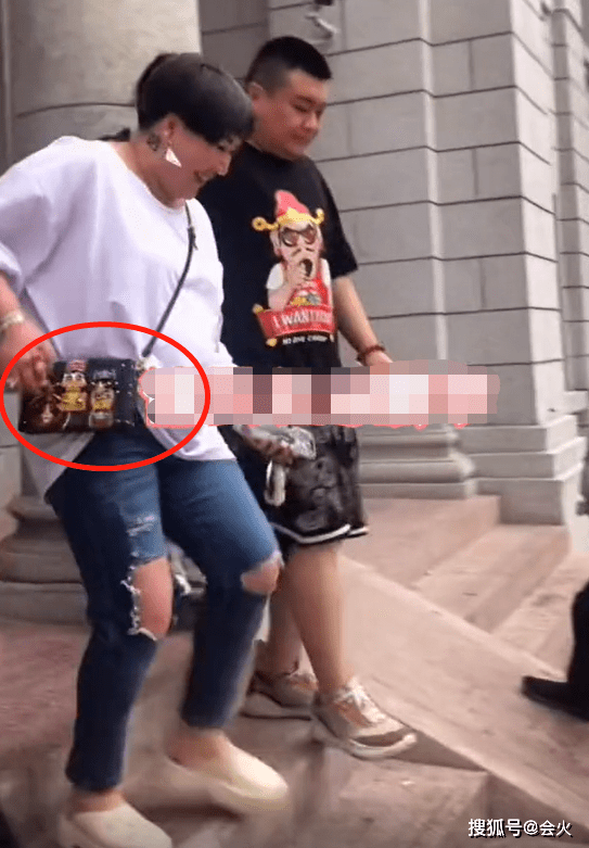 郭德纲|郭德纲和老婆开豪车下班，6岁儿子烫一头卷发，四肢壮实身高惊人