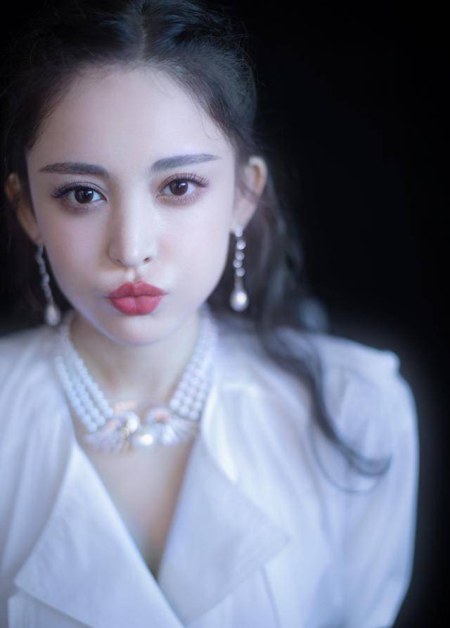低胸装|古力娜扎变“御姐”，包身裙立体感十足，没想到身材这么好！