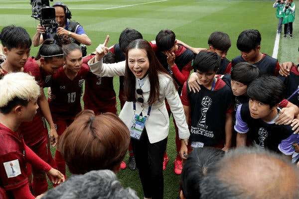 伍伦|泰国55岁华裔富婆有资本!怼脸拍不见一丝皱纹,嫩滑牛奶肌胜少女