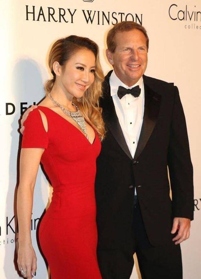 李玟与61岁富商老公秀恩爱,红色连衣裙性感精致,看起来像两代人