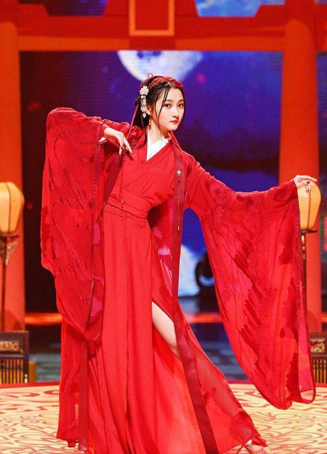 蒸汽|44岁刘敏涛22岁关晓彤,同穿红色长裙,气质女人和女孩子一目了然