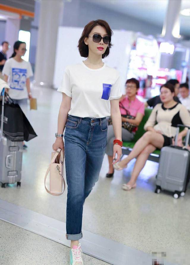 黑色|50岁女人夏天别穿连衣裙,显胖俗气!跟着陈数王菲穿阔腿裤超优雅