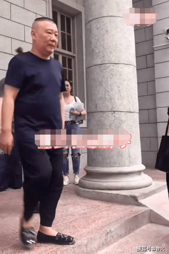 郭德纲|郭德纲和老婆开豪车下班，6岁儿子烫一头卷发，四肢壮实身高惊人