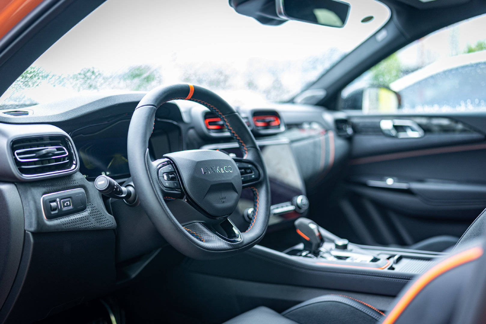 内饰方面,领克02 hatchback,用料方面也是比较厚道的,大量的软性材质