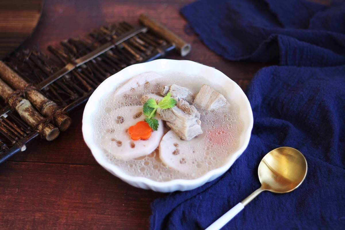 原创适合夏天喝的莲藕排骨汤清淡滋补味道鲜美又营养