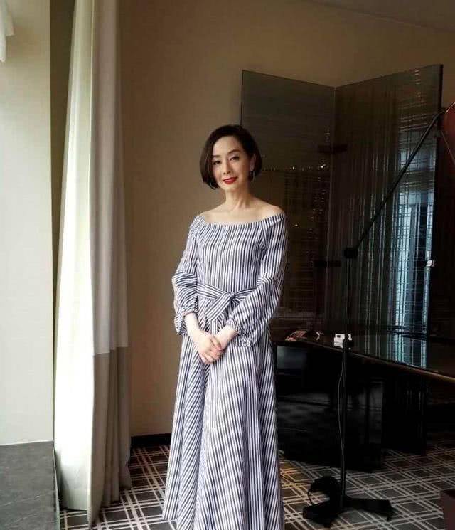 身材|张国荣爱过的毛舜筠也老了，穿大V领连衣裙配短发，老得真实更美