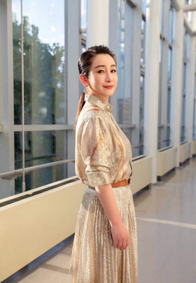 腰带|41岁的秦海璐夏日机场穿搭真洋气，穿黑色连衣裙减龄时髦，超好看