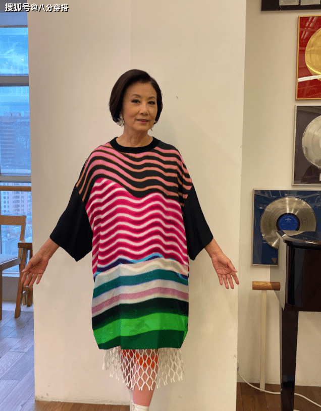 颜色|汪明荃真是“奶奶圈顶流”，穿彩色条纹裙时髦洋气，比年轻人还潮