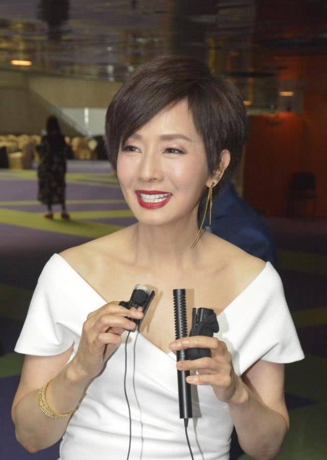 身材|张国荣爱过的毛舜筠也老了，穿大V领连衣裙配短发，老得真实更美
