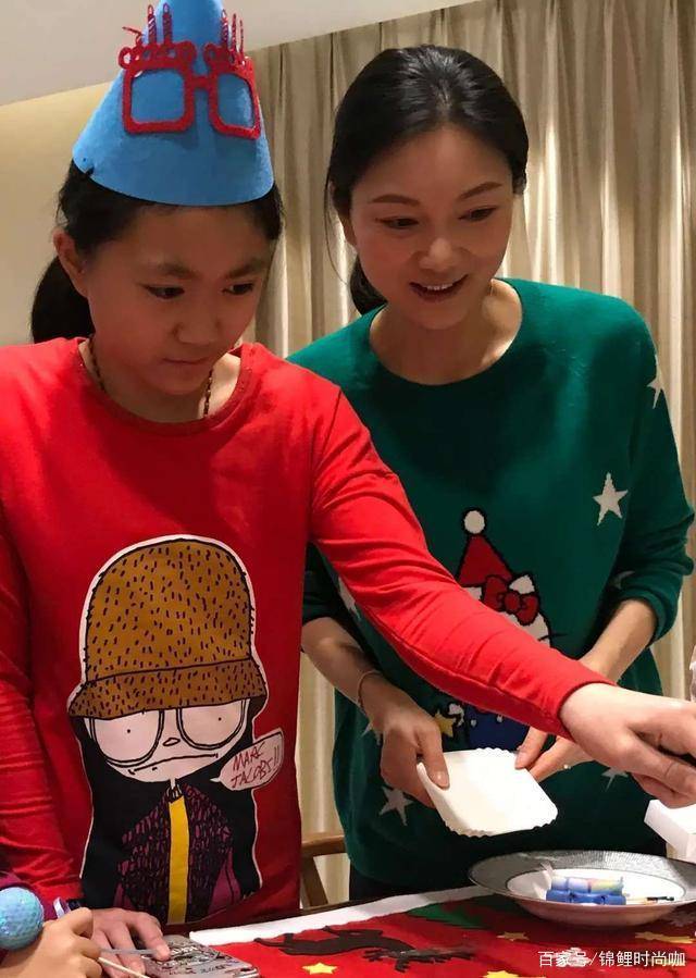 设计|陈婷随老公张艺谋出活动,穿v领长裙美成公主样,脸上笑容没断过