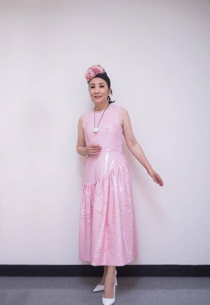 汪明荃越老越时髦,修身连衣裙配发箍摩登优雅,72岁奶奶辈真拼