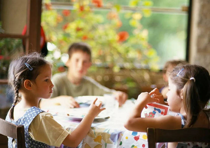 进行|孩子在幼儿园被人欺负怎么办？学会3种应对方式，远离他人伤害