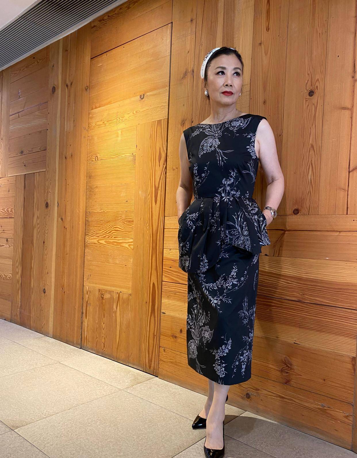 汪明荃越老越时髦,修身连衣裙配发箍摩登优雅,72岁奶奶辈真拼