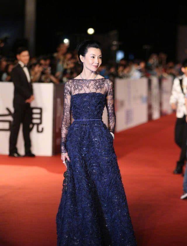 身材|张曼玉不愧是“顶级美人”，穿薄纱拼接抹胸连衣裙亮相，越老越美