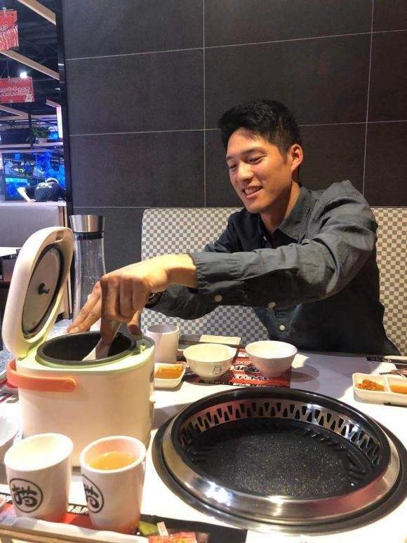 帅气多金abc新店开业人气爆棚_烤肉店