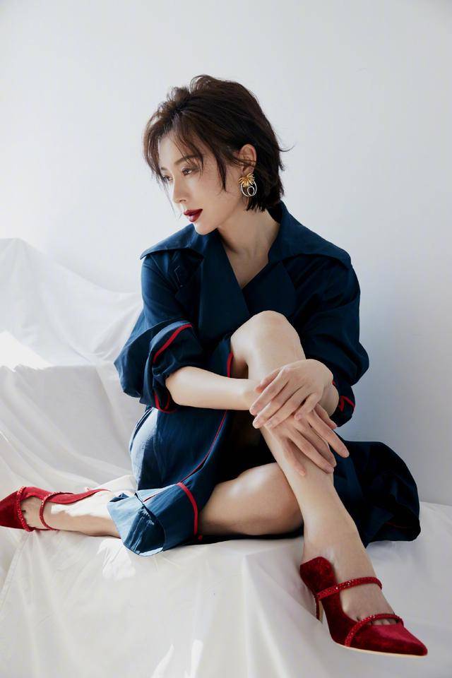 衣裙|佩服陈数，穿深蓝色风衣裙还曲腿坐，配丝绒高跟鞋美腿更撩人了